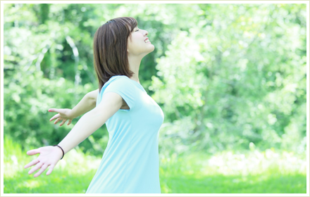 手を伸ばしストレッチをしている女性